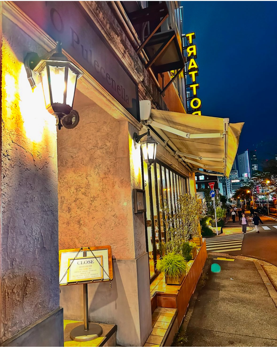 神奈川県横浜市西区北幸・新田間川沿いに建つイタリア料理店'O Pulecenellaの夜の外観。温かなランタンが店先を照らす