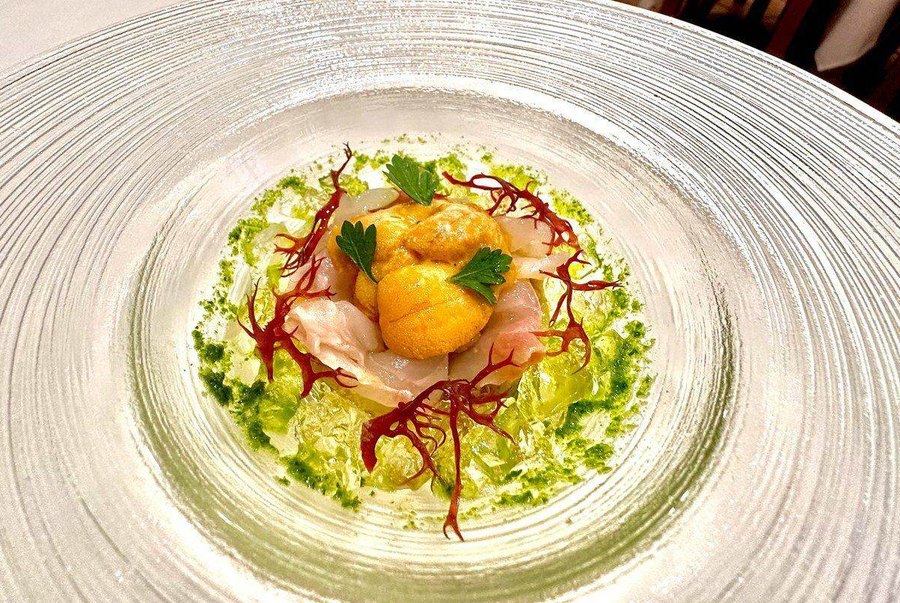 北海道産雲丹と石鯛の昆布締め、焼きなすのタルタル。ディナーコースの前菜
