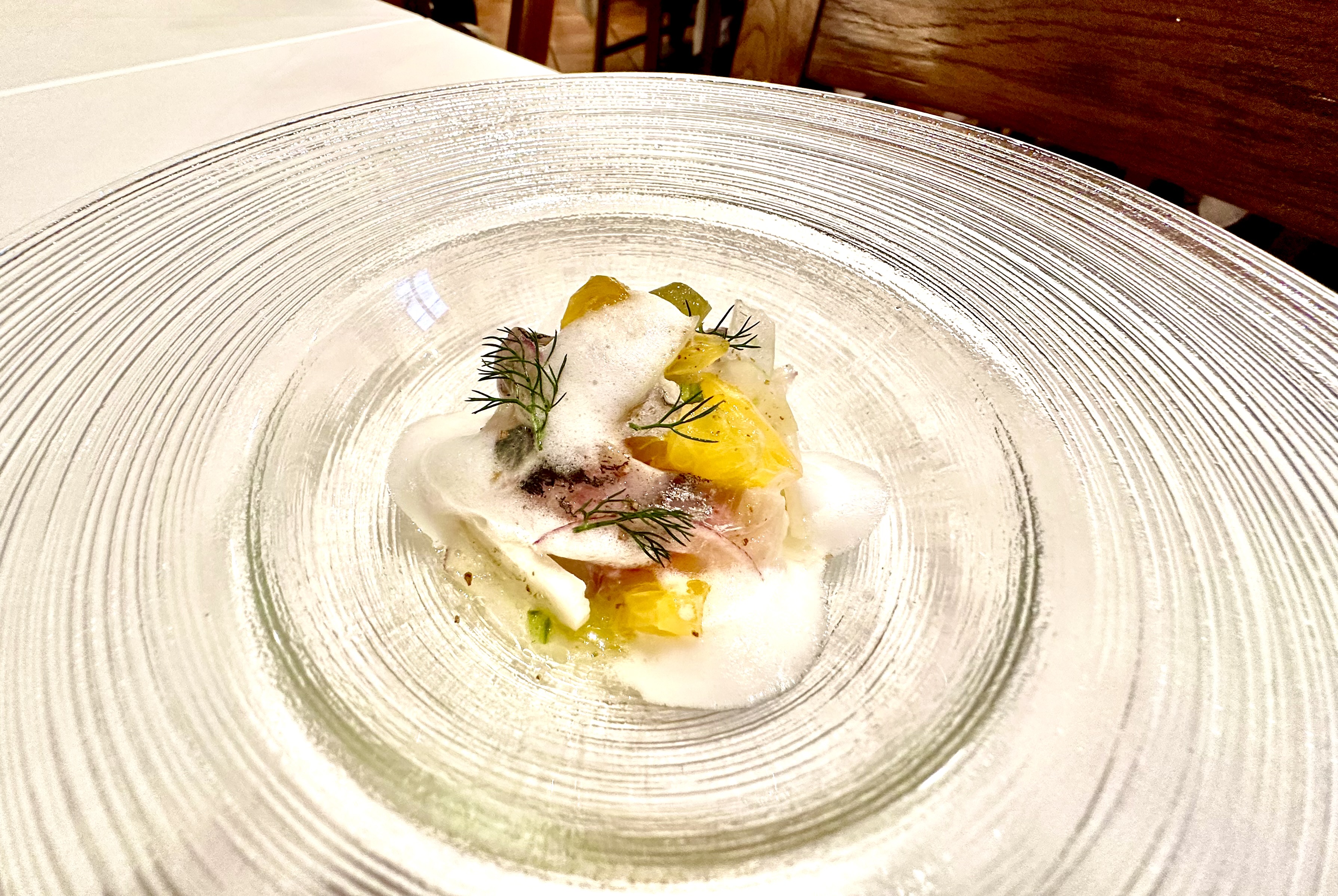 横浜・北幸のイタリア料理店'O Pulecenellaのディナー前菜。2026年4月の旬「瀬付きの真鯵」のカルパッチョ仕立て